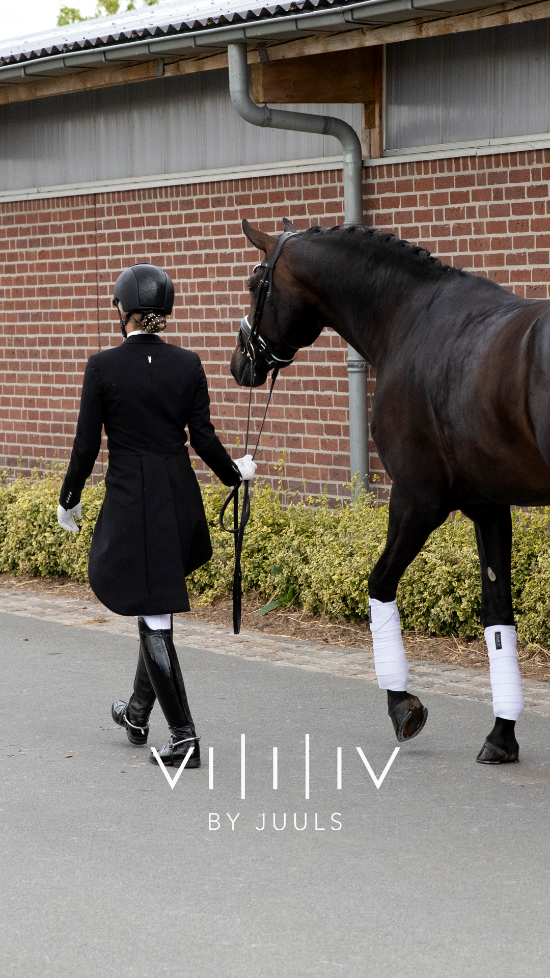 Model showing the back of the JuulC tailcoat Classic Black while walking her horse